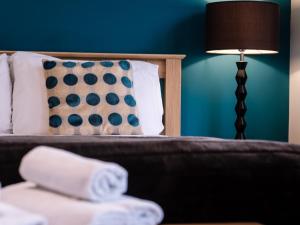 布里奇沃特Lakeview Holiday Cottages的酒店客房配有带灯具和毛巾的床。