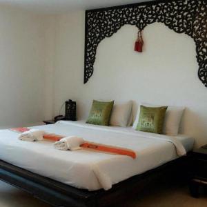 清迈旺布拉帕大酒店的一间卧室配有两张带毛巾的床