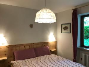 菲耶梅堡Almida的一间卧室配有一张床和一个吊灯