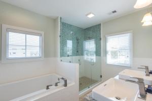 富丽海滩121 E Ashley (A)的白色的浴室设有浴缸和水槽。