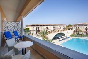 帕尔马海滩普拉亚德帕尔马套房＆Spa集团酒店的享有游泳池和酒店景致的阳台