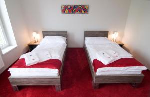 科普日夫尼采奥林匹亚酒店的红地毯间内的两张单人床
