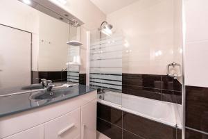 马瑟伊兰沙丘酒店的浴室配有盥洗盆、镜子和浴缸