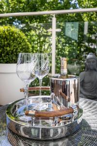 米兹多洛杰Apartament Prestige & Sea Playa Baltis 44的一张桌子,上面放着两杯酒和一瓶葡萄酒