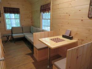 Tamworth奥基道基山林小屋的客厅配有沙发和桌子