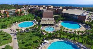 阿尔布费拉Apartamento Salgados Beach的享有度假胜地的空中景致,设有2个游泳池