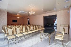 基辅Viktoriya Family 2 Country complex的一间设有一排椅子和一张桌子的房间