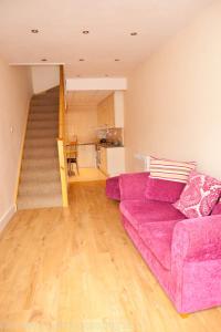 依尔福Home from Home的一间带紫色沙发和楼梯的客厅