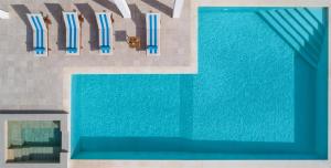 伊奥斯克里克斯Aneli Luxury Villas-Villa Elissavet的室内的蓝色海水游泳池