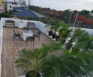 博卡奇卡KSL Residence的庭院配有桌椅和遮阳伞。