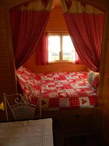 朗巴勒拉康福维纳酒店的卧室配有红色和白色的床,设有窗户