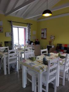 Cais do MouratoOcean Breeze的用餐室配有白色的桌子和白色的椅子