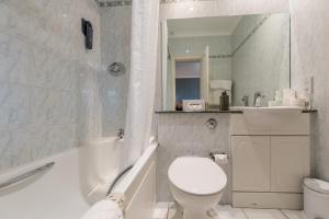 威廉堡亚历山大酒店的白色的浴室设有卫生间和水槽。