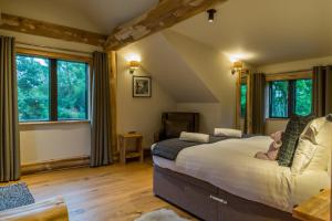 阿维莫尔Cedar Lodge的一间卧室设有一张床和一些窗户。