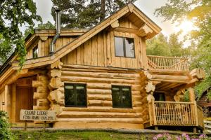 阿维莫尔Cedar Lodge的小木屋,带环绕门廊