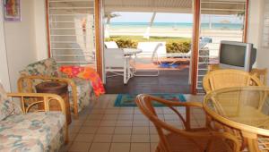 棕榈滩阿鲁巴岛海滩别墅酒店的一间享有海滩美景的客厅