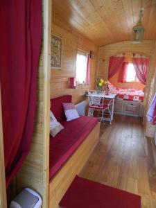 朗巴勒拉康福维纳酒店的小木屋内的一个红色沙发的房间