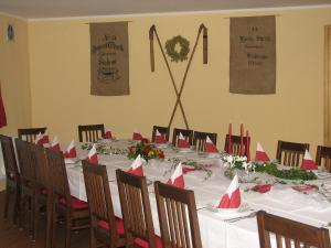 丁克尔斯比尔Gasthof Goldenes Rössle的一张长桌,上面有红白的餐巾
