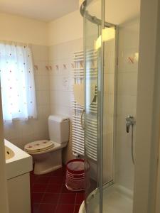 圣维塔莱河村Casa Isabella的一间带卫生间和玻璃淋浴间的浴室