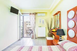 奥林匹亚基·阿克蒂卡萨迪马尔公寓的一间卧室设有一张床和一个阳台