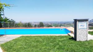 SaludecioMulino del Mare的蓝色的游泳池,在草地上有一个标志