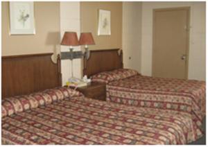 加蒂诺Motel Du Parc Masson的一间酒店客房,房间内设有两张床