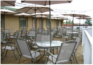 加蒂诺Motel Du Parc Masson的一组桌椅和遮阳伞