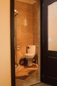瑟彭察Casa Pop的一间带卫生间和玻璃门的浴室