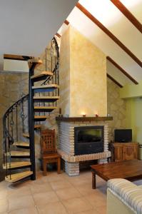 巴埃萨La Azacaya的客厅设有壁炉和螺旋楼梯。