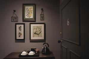 卡迪夫Pontcanna Inn的墙上一张桌子和图片的房间