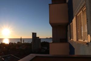 佩尼亚Curta Praia do Quilombo - Lunata的从大楼的阳台上可欣赏到日落美景