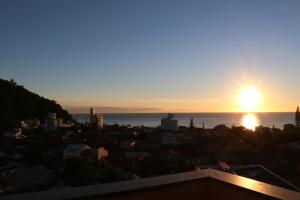 佩尼亚Curta Praia do Quilombo - Lunata的享有城市日落美景
