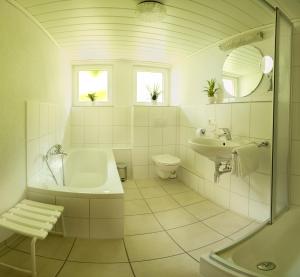 蒂蒂湖-新城Ferienwohnung am Schneeberg的白色的浴室设有浴缸和水槽。