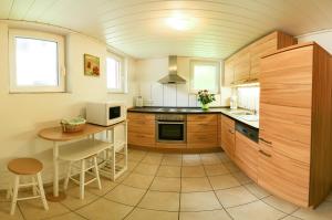 蒂蒂湖-新城Ferienwohnung am Schneeberg的厨房配有木制橱柜和桌子