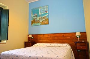 Casa GiosafatAgriturismo Frangivento的一间卧室设有一张床和蓝色的墙壁