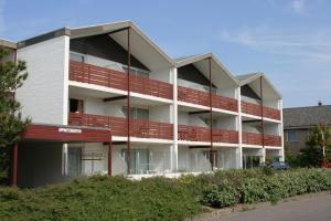 德科赫特克塞尔汽车旅馆 的公寓大楼设有红色阳台