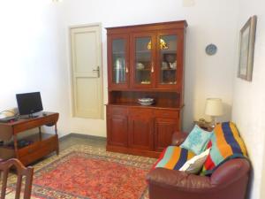 布林迪西Casa Millenovecento的客厅配有椅子、橱柜和书桌