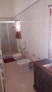 布林迪西Casa Millenovecento的白色的浴室设有卫生间和水槽。