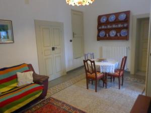 布林迪西Casa Millenovecento的客厅配有桌椅和沙发