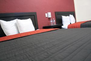 坎佩切Hotel Maya Becan的酒店的客房 - 带2张带白色枕头的床