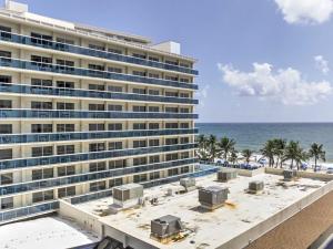 劳德代尔堡Oceanview on BEACH Fort Lauderdale located in resort, large 2 bedroom corner unit partial ocean view的海边的一座大建筑