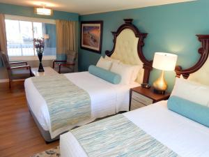 海恩尼斯海岸酒店的酒店客房设有两张床和窗户。