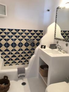 奥诺斯Beachfront Mykonos Guest House的浴室配有盥洗盆、卫生间和浴缸。