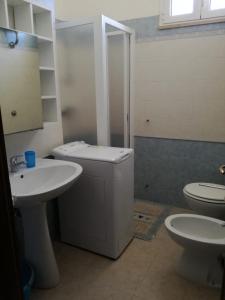 米内尔维诺迪莱切Appartamento Mare e Sole的一间带卫生间和水槽的浴室