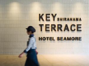 白滨白浜奇特莱斯希莫尔酒店的一名小男孩在旅馆标志前行走