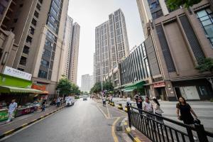 广州星寓传奇服务式公寓（广交会店）的人行道上的人在城市的街道上行走