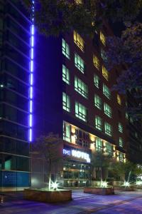 仁川市仁川永宗酒店的前面有蓝色灯光的建筑
