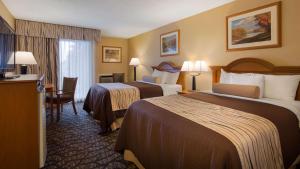 克利夫顿帕克克利夫顿公园贝斯特韦斯特酒店的酒店客房配有两张床和一张书桌