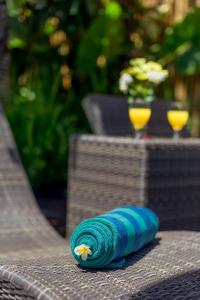 勒吉安欧诺玛河滨酒店的一张桌子上摆着的蓝色滚动毛巾