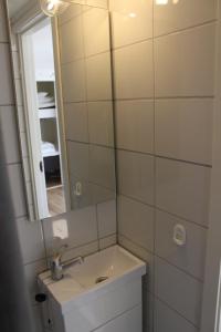 TvååkerRönnås的一间带水槽和镜子的浴室